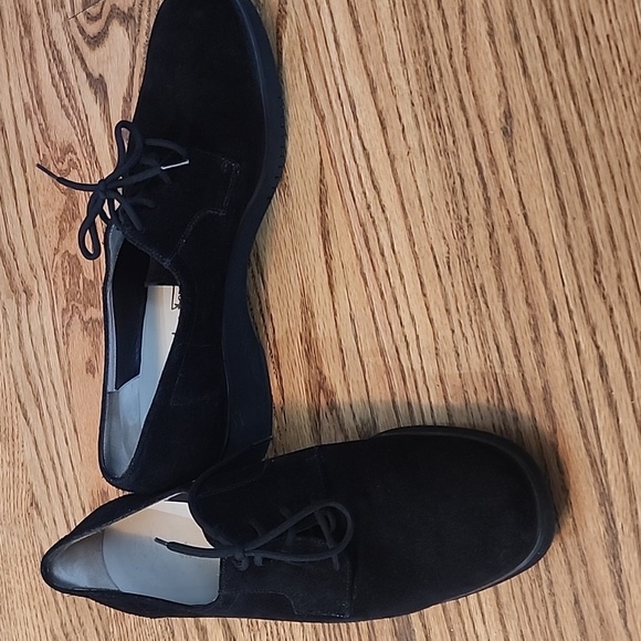 Shoes - Picture 2 of 6